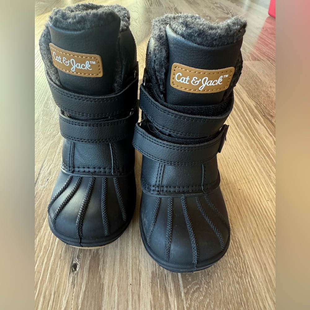Cat and Jack toddler kid size snow boot